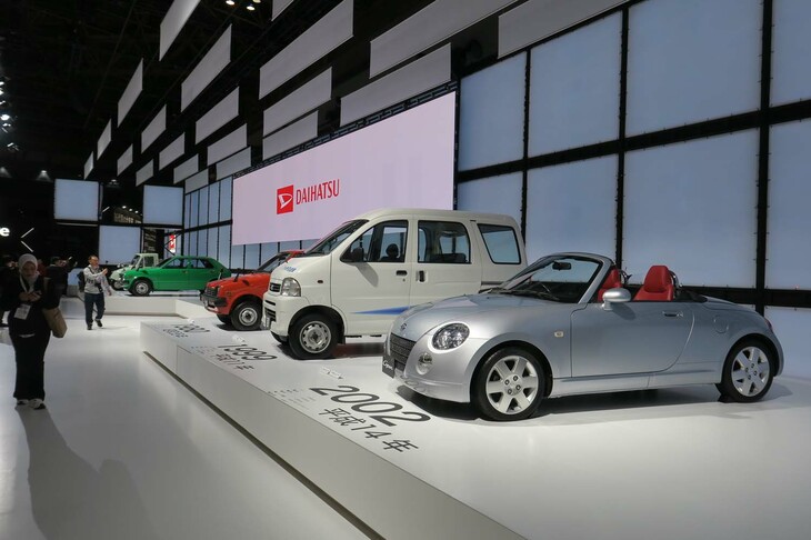 ステージに並べられた歴代ダイハツ車。