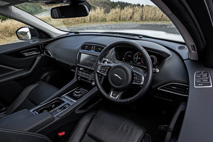 シンプルさとエレガントさを併せ持つインテリア。細部に至るまで丁寧な仕立てや上質な内装素材、充実した快適装備は、高級車ならではのものだ。