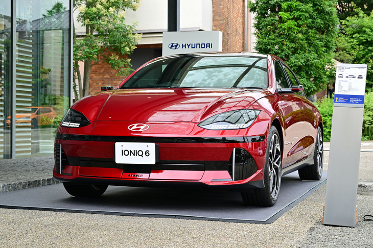 日本未導入の最新モデル「アイオニック6」の姿も。