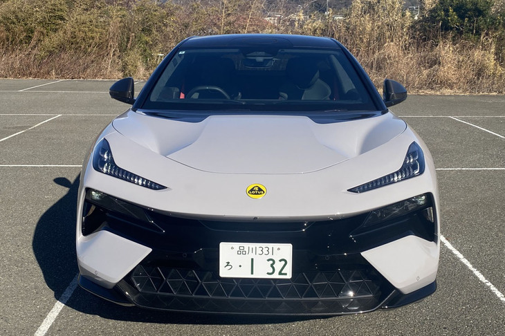 「実用的で多用途、そして広々としたファミリー向けハイパーSUVを求める新世代ロータスカスタマーに向けたモデル」とアピールされる「エレトレ」。クールなイケメンフェイスはどことなく悪魔っぽい？