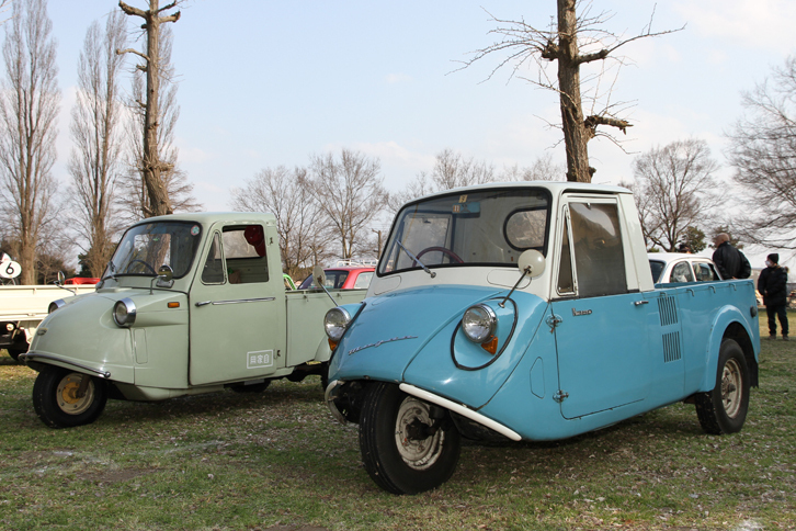 同じ1959年生まれのライバル同士だった軽三輪トラックである、丸ハンドルになった「ダイハツ・ミゼット」（左）と「マツダK360」（右）。