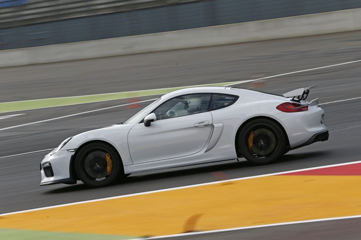 試乗車はセラミックコンポジット・ブレーキ装着車。ハードなサーキット走行でも音を上げないタフネスぶりに、あらためて感心させられた。