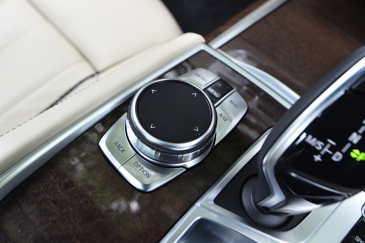 iDriveコントローラーの上部にはタッチパッドが仕込まれており、指による文字入力や地図の拡大・縮小ができる。