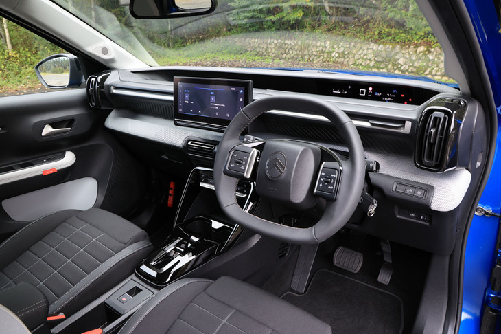 水平基調のダッシュボードに小径のステアリングホイールを組み合わせた新型「C3」のインストゥルメントパネル。ダッシュボードの上部に、ドライバーの視線移動を最小限化するスリットタイプの液晶メーターパネルが組み込まれている。