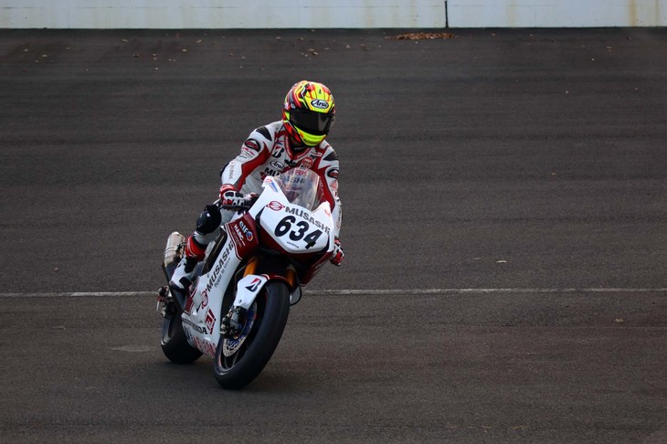 FIM世界耐久選手権に参戦した、MuSASHi RT HARC-PRO. Hondaの「ホンダCBR1000RR SP2」。デモンストレーションライドをしたのは、水野 涼選手。