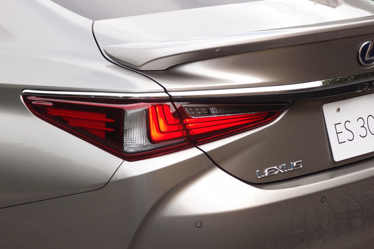 レクサスES300h“バージョンL”（リアコンビランプ）