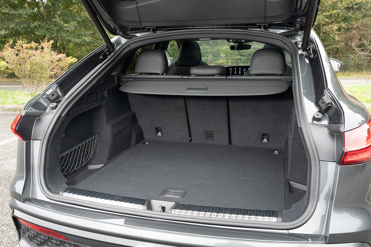 「スポーツバック」の荷室容量は470リッター。普通のSUVタイプ（515リッター）より少し小さいとはいえ、十分な容量を誇る。
