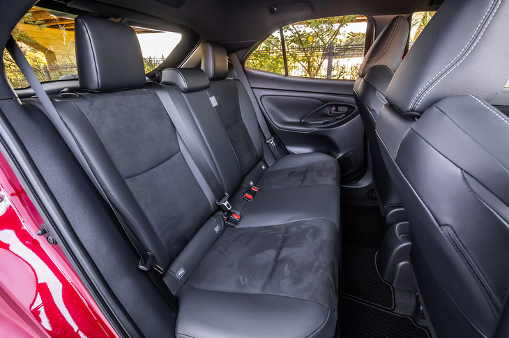 前席と同じくエアヌバック+合成皮革の表皮で仕立てられた後席。40：20：40分割可倒機能が組み込まれた背もたれや居住空間などは、標準モデルの「ヤリス クロス」と変わらない。