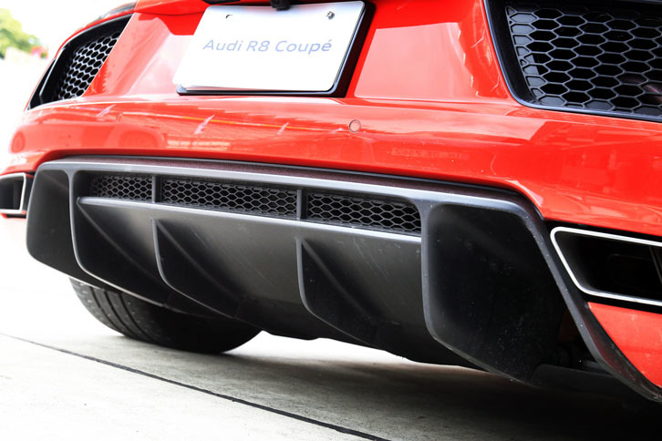 リアディフューザーが後ろ姿をスポーティーに引き締める。