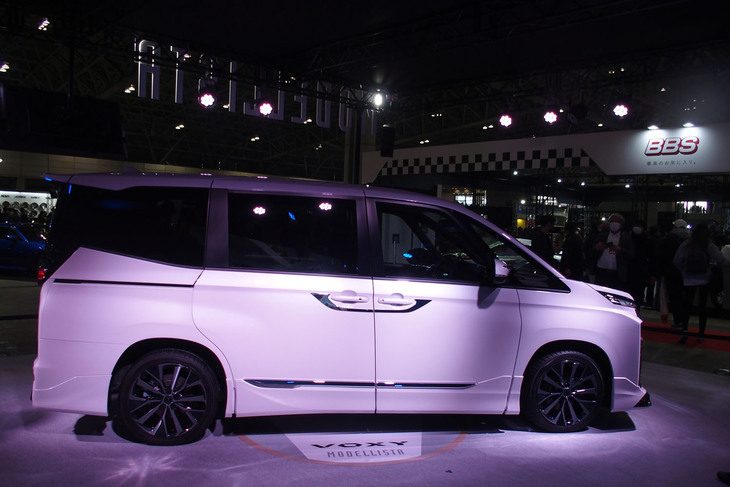 モデリスタのカスタマイズアイテムを装着した「トヨタ・ヴォクシー」。サイドドアガーニッシュは「クールシャインキット」に含まれるアイテム。