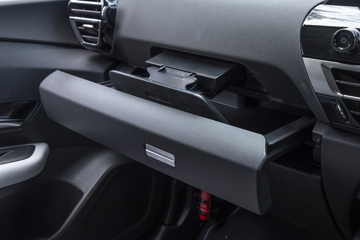 助手席の前方には「iPad」などのタブレットを収納できる引き出しと、タブレットを固定できるホルダーが備わっている（グローブボックスはこの下にある）。