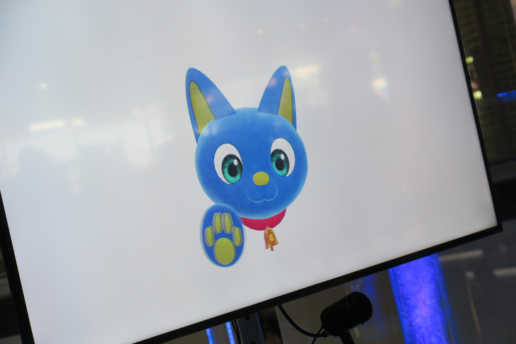 ここにきて、2階の展示エリアが1階のそれとつながっていないことが判明。いったん展示エリアの外へと引き返す（本当、動線はどうなってんの？）。去り際に写真の青い猫に話しかけられたが、バーチャルキャラクターと会話できるほどコミュニケーション能力のない記者はしどろもどろ。「コミュニケーション能力に自信あり」という読者諸兄姉は、記者に代わってリベンジしてほしい。