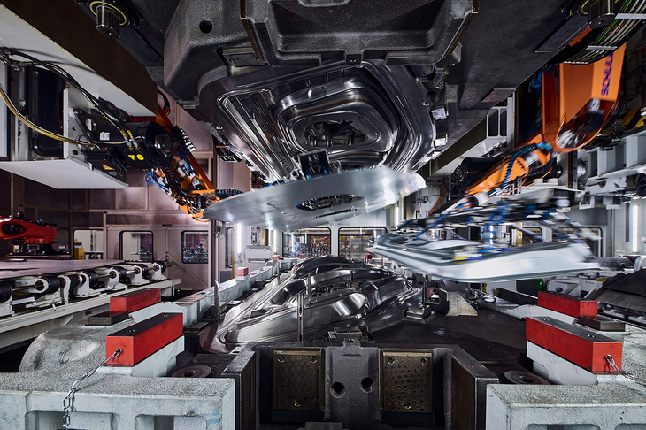 プレスマシンは1分間に18ストロークが可能。一日あたり約3万種類のパーツを製造できる。