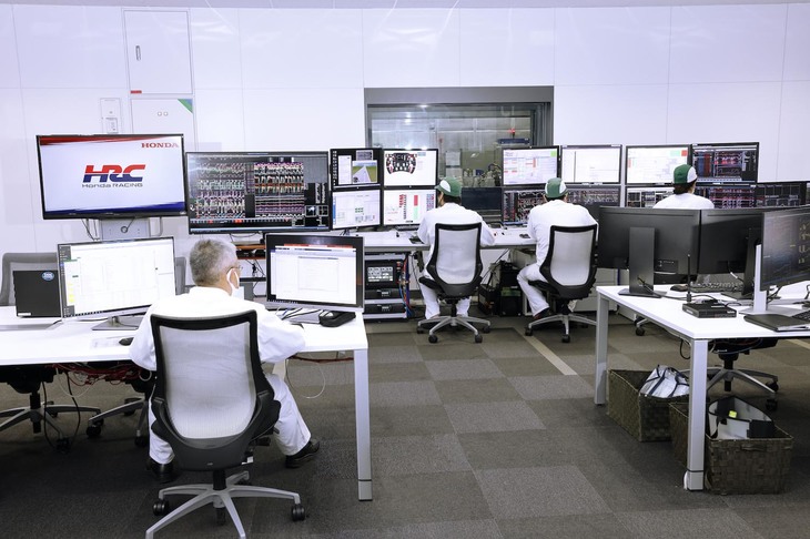 ベンチテストの風景。奥の窓越しに見えるベンチ上には、パワーユニットのみならず、ラジエーターやギアボックスなど周辺コンポーネントを配置することができ、車速連動で最高300km/hの風も当てることでよりリアルな環境再現が可能。エンジンが回りだすと、防音された部屋からかすかなうなりのような音が聞こえてくる。