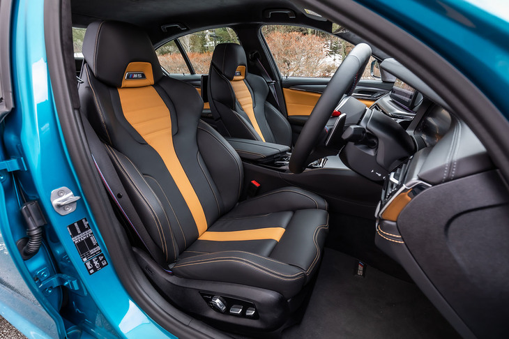 試乗車は「M５コンペティション」に標準装備される「Mマルチファンクションシート」に、オプションのマッサージ機構を組み込んでいた。