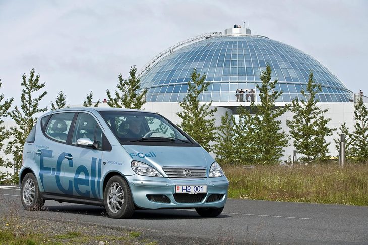 アイスランドで運用される「メルセデス・ベンツAクラスF-CELL」（2007年）。火山大国のアイスランドでは、地熱などのクリーンなエネルギーで電力、および水素の生成が可能なのだ。