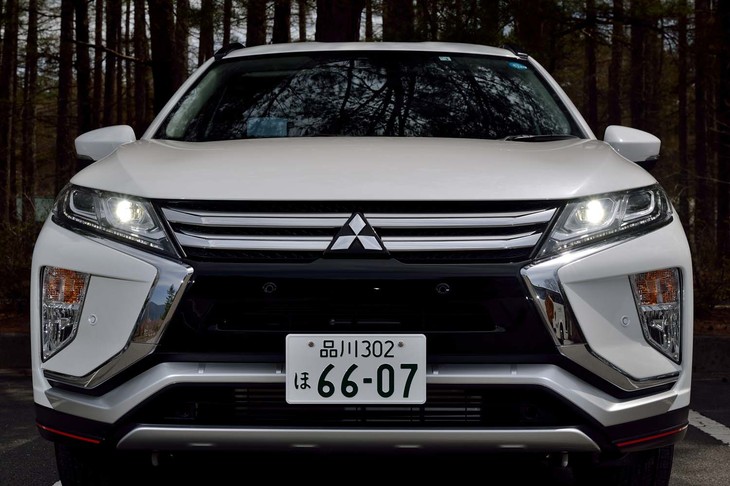 現行の三菱のSUVに共通する「ダイナミックシールド」デザインのフロントマスク。シャープで切れ長のヘッドランプが表情にすごみを与えている。
