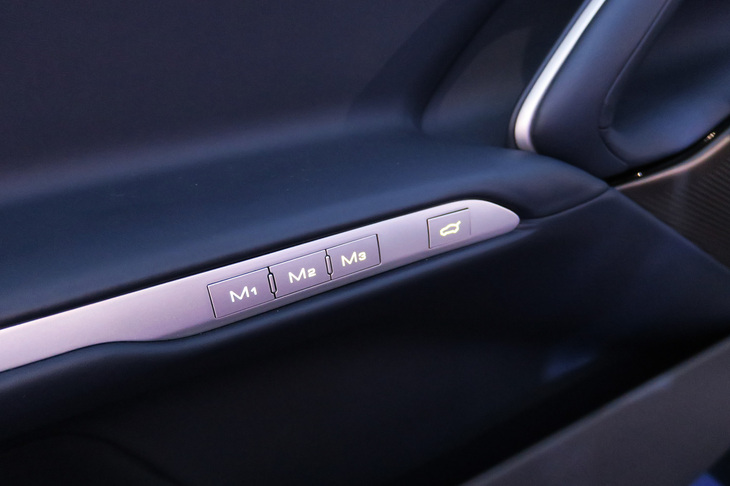 フェラーリ・プロサングエ（フロントドアコンソール）