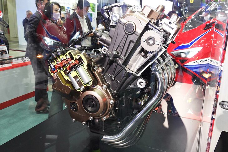 「Honda E-Clutch」を備えたエンジンのカットモデル。