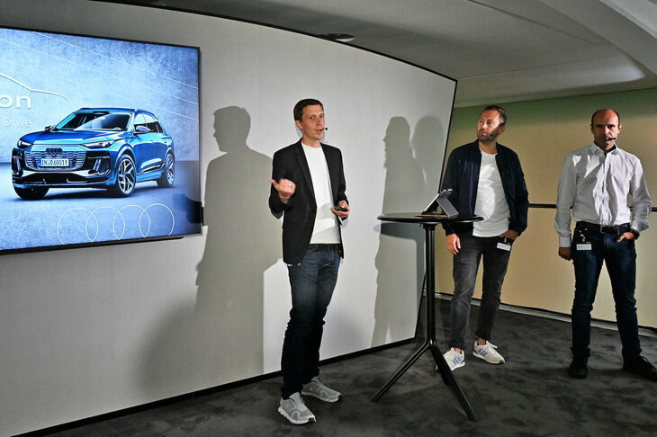 ビルバオ空港内で行われたブリーフィングには、多くの開発者が参加した。写真向かって左から、デジタル技術や車載インターフェイスの開発を担当したステファン・グリルネーダー氏、プロダクトマネジャーのクリスチャン・ステインホースト氏、「PPE」のドライブユニット開発を担当したマーティン・ステマー氏。