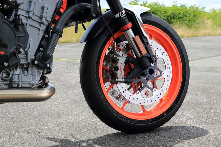 ブレーキには前後ともにブレンボ製のキャリパーを採用。ディスク径は前がφ320mm、後ろがφ240mmで、前はダブルディスクとなっている。