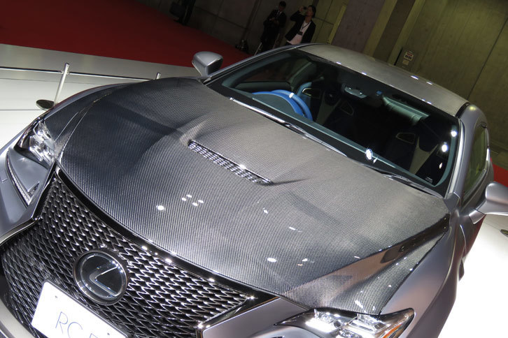 ボンネットやルーフ、トランクフードなど、ボディーには広範囲にわたりカーボン素材が用いられている。