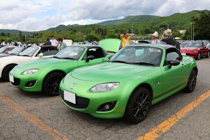 こちらも珍しい3代目「NC」型の特別仕様車「BLACK TUNED（ブラックチューンド）」。「RHT」の「RS（MT）」と「VS（AT）」がベースで、「ブリリアントブラック」で塗装されたパワーリトラクタブルハードトップなどが特徴。ボディーカラーは、インパクトのある緑色の「スピリティッドグリーンメタリック」を専用色として採用。さらに専用色の「ベロシティレッドマイカ」と、カタログ設定色の「クリスタルホワイトパールマイカ」も選べたが、やはりこの、グリーンのインパクトがスゴい。