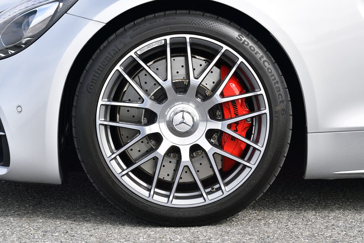 タイヤサイズはフロントが265/35ZR19で、リアが305/30ZR20。試乗車には「コンチネンタル・コンチスポーツコンタクト6」タイヤが装着されていた。