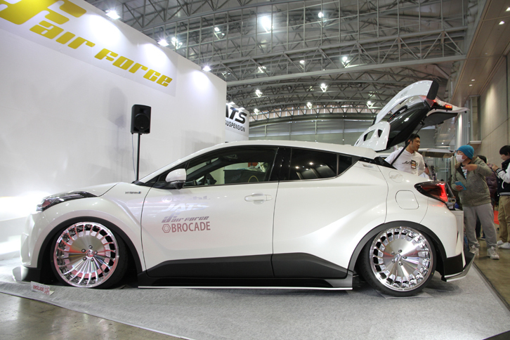 エアサスを組み込み、ご覧のようなペッタペタ状態まで車高が下げられる（走行は無理だろうが）、エアフォース＆ジャッツ／メガキングドットコムの「トヨタC-HR」。