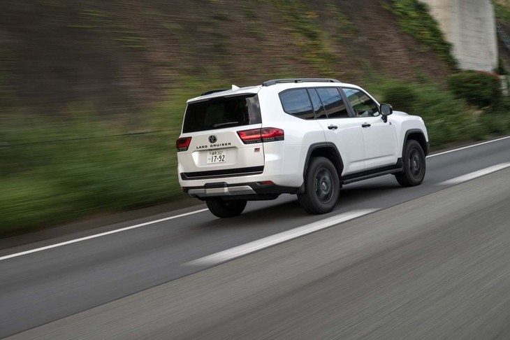 全車速追従機能付きのレーダークルーズコントロールは全車に標準装備。レーントレーシングアシストは「GRスポーツ」を含めた上位グレードに標準で、下位グレードではレーンディパーチャーアラートに変更される。