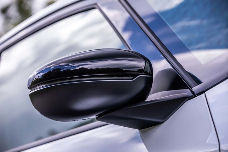 ドアミラーは電動格納式。ブラック塗装が施されている。