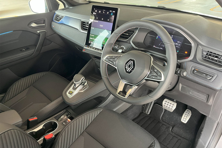 インストゥルメントパネルのデザインは、マイルドハイブリッド車だけでなく、フルハイブリッド車にも共通。10.4インチサイズとなる縦型タッチスクリーンが存在感を放っている。Bセグメントとは思えない質感の高さもセリングポイントだ。