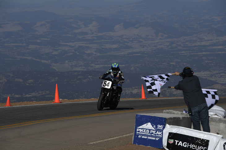 6月24日の決勝は二輪部門のタイムアタックから幕を開けた。今大会には24台のバイクがエントリー。写真は「カワサキZ900RS」で参戦した日本人ライダーの井上哲悟で、アタック中に転倒を喫しながらもすぐに再スタートし、チェッカーを受けた。