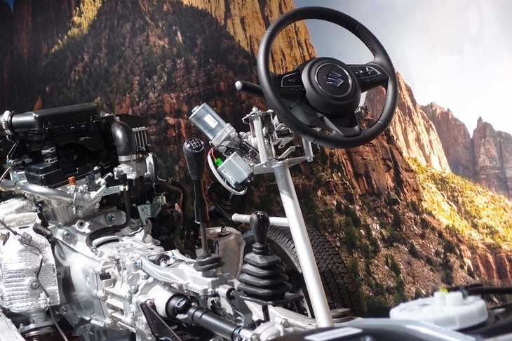 「スズキ・ジムニー」のメカニズムを紹介するスケルトンモデル。