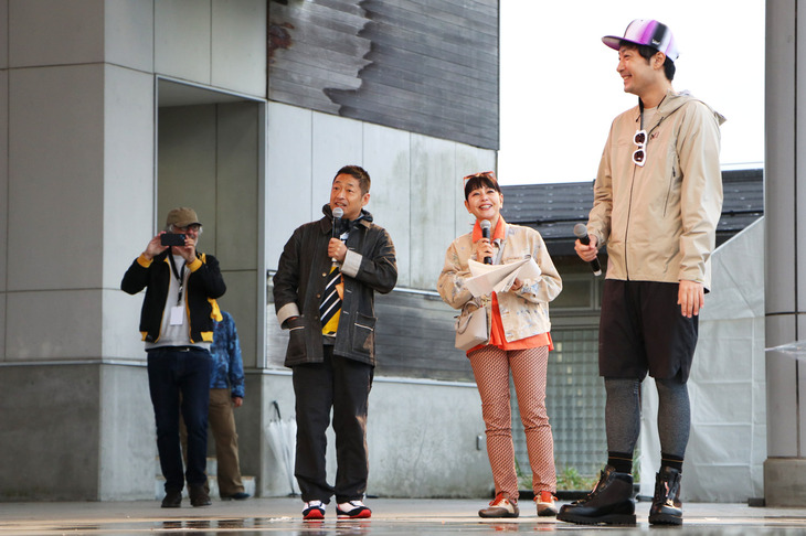 今年のステージMCは、ともにルノー車オーナーである安田大サーカスの団長安田さん（写真向かって中央左）と、モータージャーナリストの竹岡 圭さん（同中央右）が担当。軽快なトークでステージを盛り上げた。