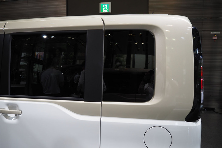 日産ルークス ハイウェイスター（リアクオーターウィンドウ）