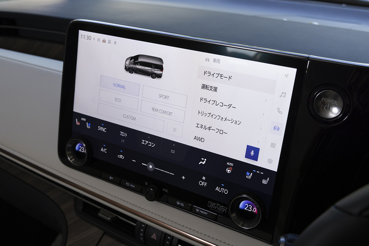 ドライブモードは「ノーマル」「エコ」「スポーツ」「リアコンフォート」に「カスタム」を加えた全5種類が設定されている。