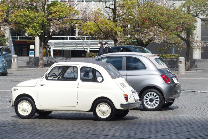「フィアット500C」（奥）と1957年の「フィアット500」（手前）。