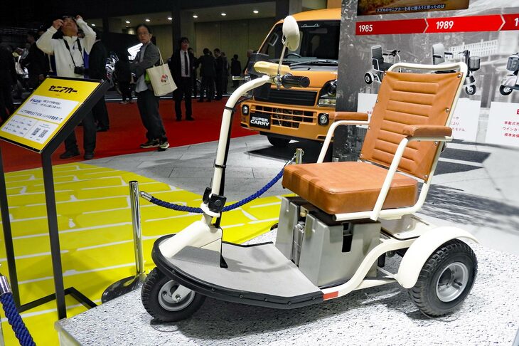 電動車いす「セニアカー」の40周年記念展示より、初代セニアカーの「ET11」。