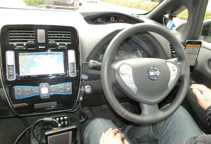 運転席には万が一に備えて日産のエンジニアが待機しているが、基本的にすべての行程を自動運転によって周回する。