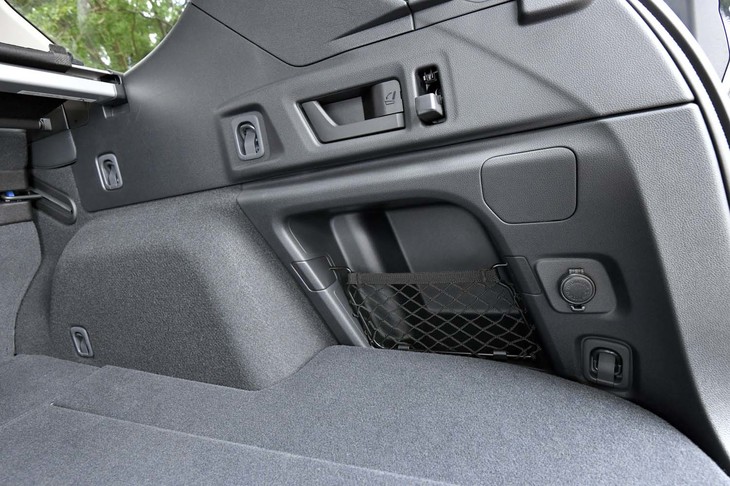 スバル・レガシィ アウトバックX-BREAK EX（ラゲッジスペース右側面）