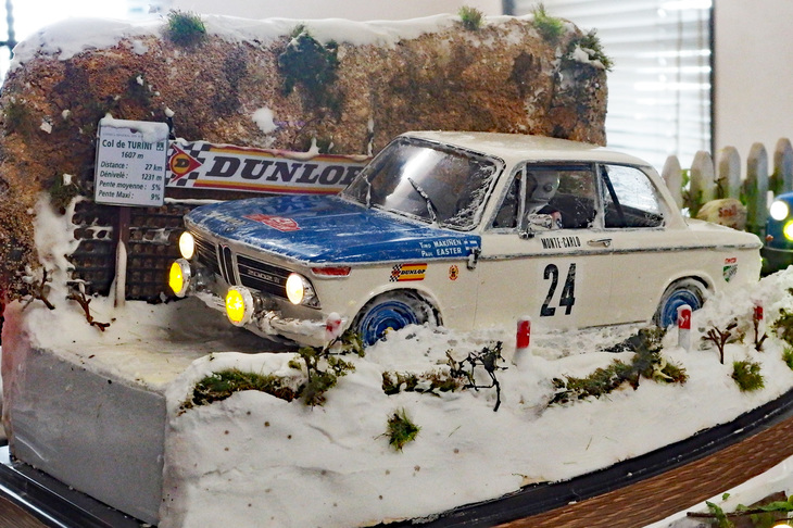 ハセガワの1/24「BMW 2002ti 1969モンテカルロラリー仕様」。チュリニ峠越えの情景だが、車体に付着した雪の表現が見事。