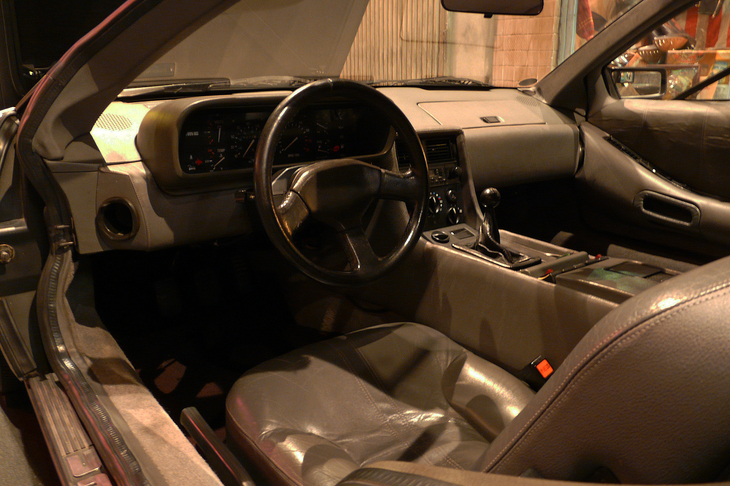 「デロリアンDMC-12」のインストゥルメントパネルまわり。