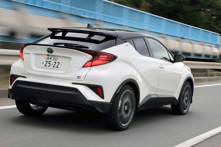 「C-HR“GRスポーツ”」はエントリーグレードの「S」および「S-T」をベースに、“厳選”したGRパーツのみを装着することで価格を抑えているのが特徴。リアバンパーは標準モデルと変わらない。