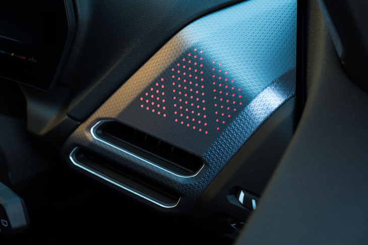 ダッシュボード両端のシルバーのエアアウトレットにはアンビエントライトが仕込まれている。夜間の走行時にこれがサイドウィンドウに映り込み、ドアミラーが見えづらいのがちょっと気になった。