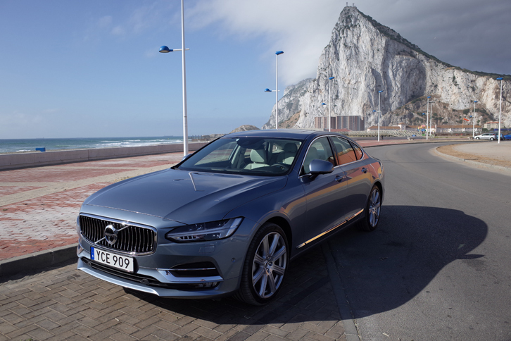 先発のSUV「XC90」とプラットフォームおよびデザインイメージを共有する、フラッグシップセダン「S90」（写真）とエステートの「V90」。「メルセデス・ベンツEクラス」をライバルとして意識する。（photo：CG）