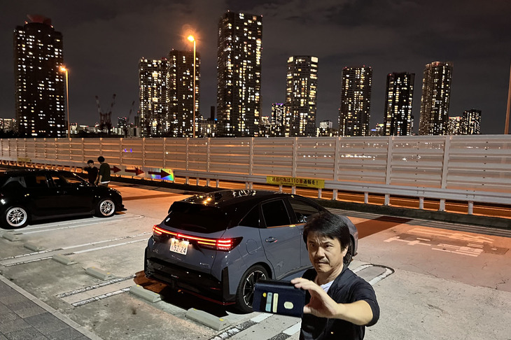 いつものように夜の首都高・辰巳PAで休憩しながら記念撮影。「NISMOチューンドe-POWER 4WD」専用の17インチホイールが装備され、通常の「ノート オーラ」よりも20mmローダウンしているので、たたずまいが実にスポーティーである。