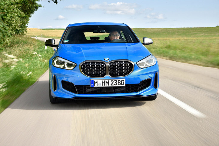 ミュンヘン郊外のカントリーロードを行く、筆者がドライブする「M135i xDrive」。ドライブトレインの各種電子制御もあってか、操舵ゲインが鋭く立ち上がるハンドリング特性が印象的だった。