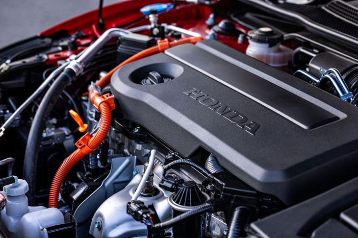 2リッター直4直噴エンジンに2モーター内蔵のCVTを組み合わせたハイブリッドシステム「e：HEV」を搭載する新型「プレリュード」。エンジンは単体で最高出力141PS、モーターは単体で同184PSを発生する。