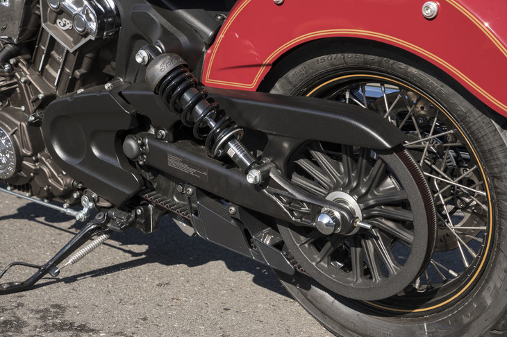 リアサスペンションはトラベル量76mmのツインショック。一見“デザイン重視”に見えるが、実際にはしっかりとストロークし、快適な乗り心地を実現する。